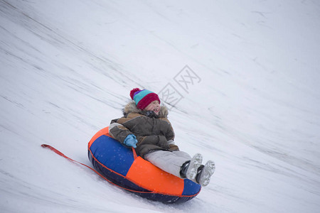 SleddingHappy孩子度假冬天的乐趣和游戏小男孩享受雪橇孩子们在户外玩雪孩子们在冬天在阿尔背景图片