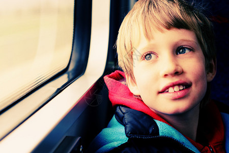 透过火车窗看的可爱男孩图片