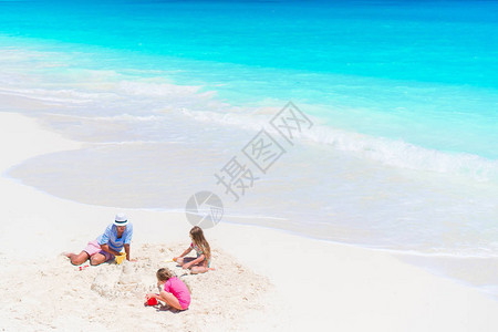 家庭在热带白色海滩图片