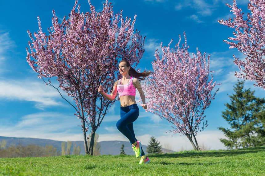 女子在春季跑步或在春季图片
