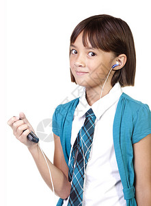 一个女孩通过她的耳机听音乐图片