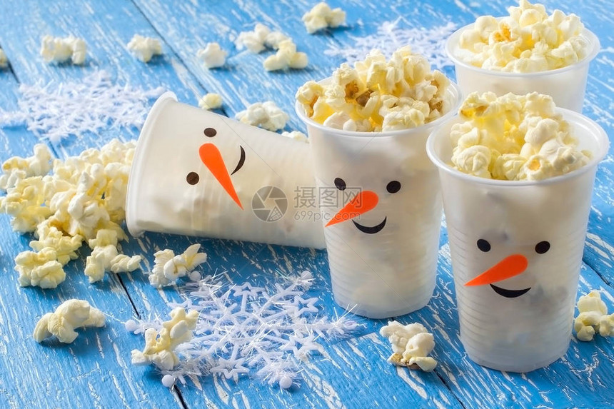 有趣的雪人形式的塑料杯和爆米花塑料杯上的自制贴花圣诞晚会的想法DIY概念圣诞快图片