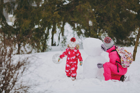 在雪地公园或户外森林里堆雪人图片