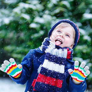 可爱有趣的小孩穿着五颜六色的冬装图片