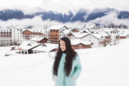 山地滑雪度假胜地的美丽年轻快乐女子有图片