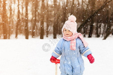 冬雪中可爱的蹒跚学步的小女孩图片