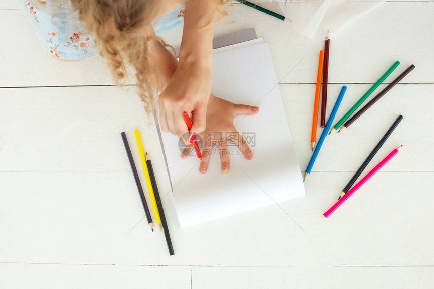 可爱的小女儿和她妈在女儿的手上用彩色铅笔画手图片