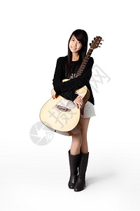 年轻的亚洲女孩拿着一把音响吉他孤图片