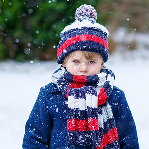 悲伤的孩子男孩穿着五颜六色的冬装图片