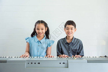 两名亚洲儿童在音乐学校玩图片