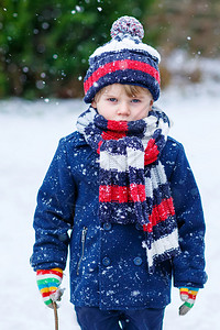 悲伤的孩子男孩穿着五颜六色的冬装图片