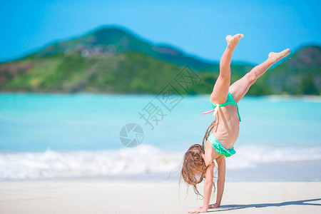 度假期间海滩上可爱的小女孩在carib图片