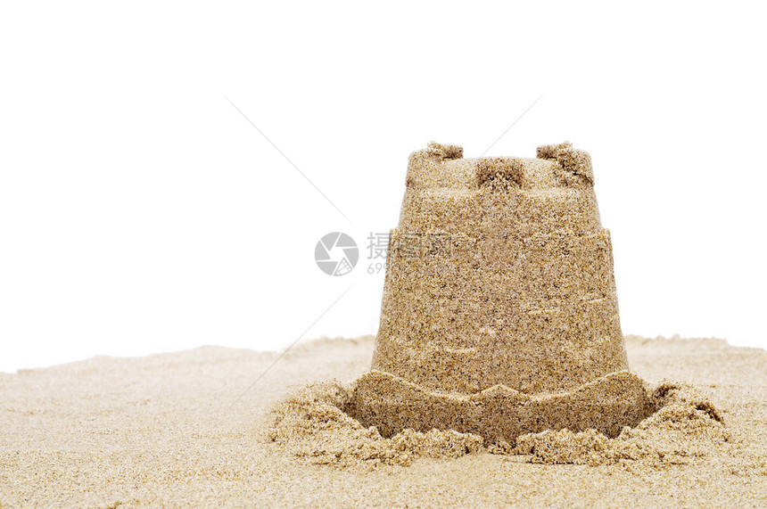 白色上的沙子上的沙堡图片