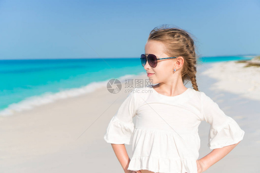 快乐的姑娘享受暑假背景蓝天和海中的松石水在卡比巴岛的海中图片
