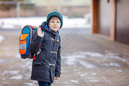 步行去学校的小学生男孩图片