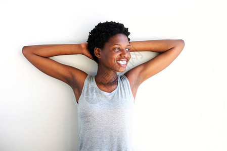 放松的非洲女人的肖像用双手背着头看白图片