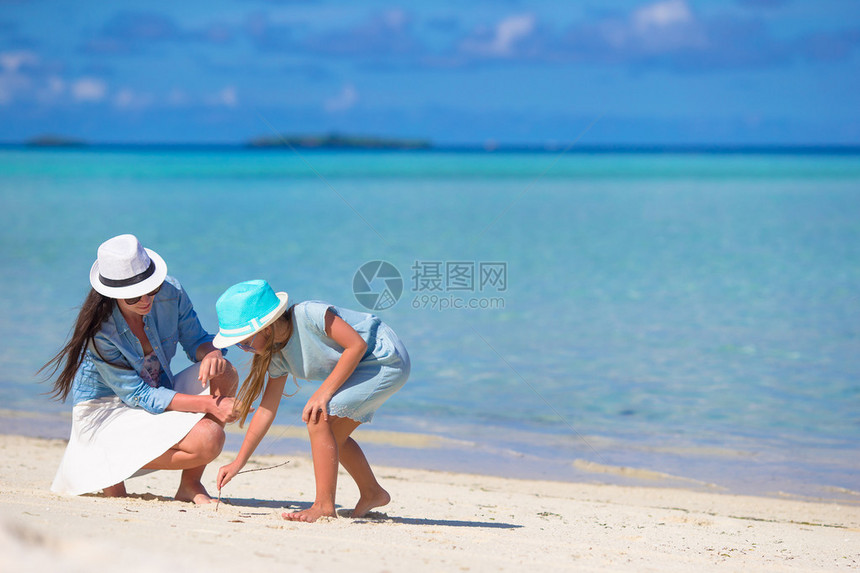 暑假期间在海滩上可爱的小女孩图片