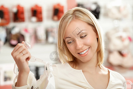 女人看着店里的胸图片