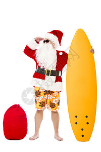 快乐的圣诞老人站在冲浪板上图片