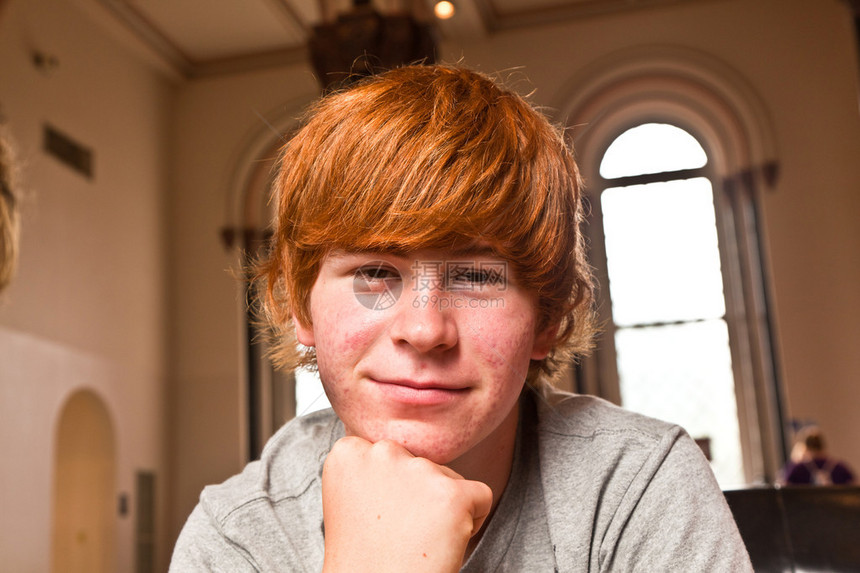 红头发的可爱男孩的肖像图片
