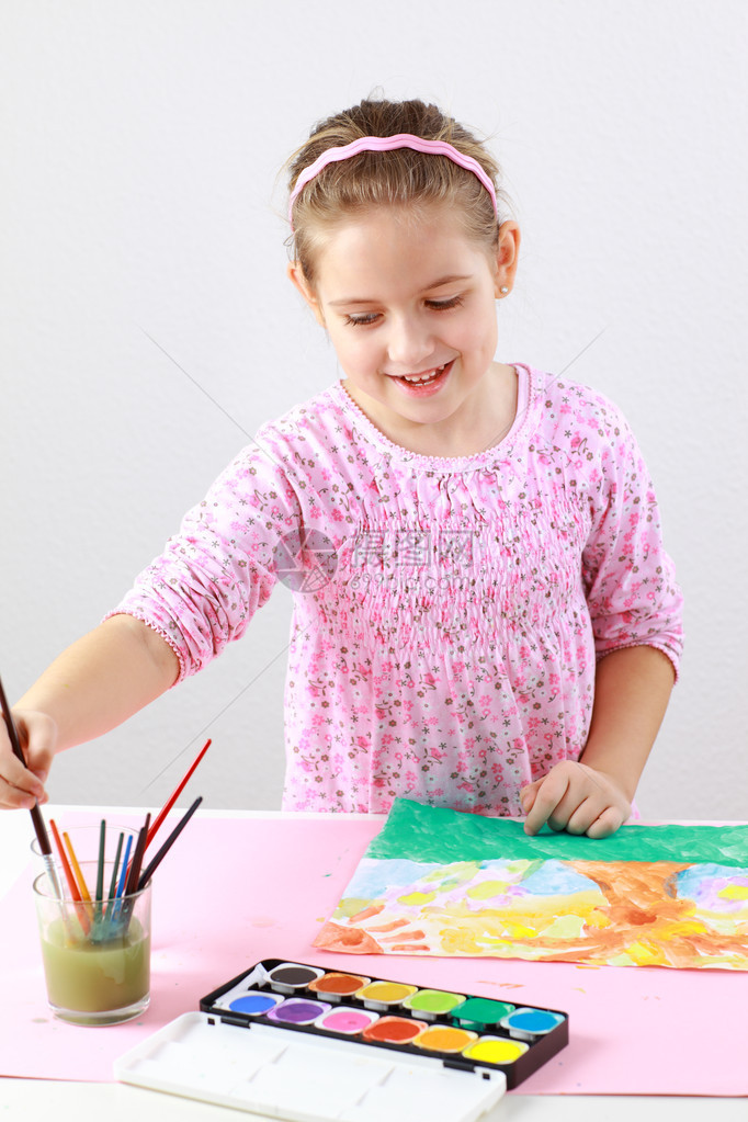可爱的小女孩用水彩画图片