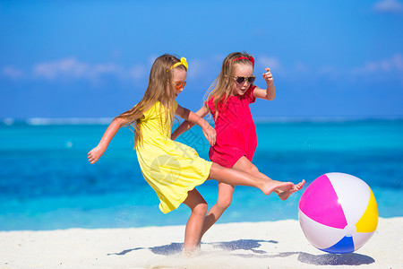 小女孩在沙滩上玩球图片