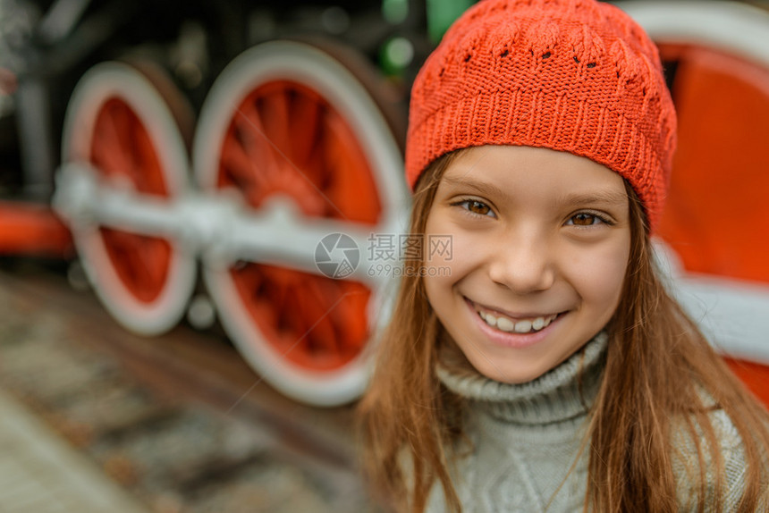 穿着红帽的漂亮小女孩在旧图片