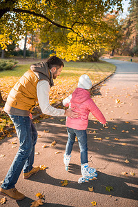快乐的爸教女儿在秋天公图片