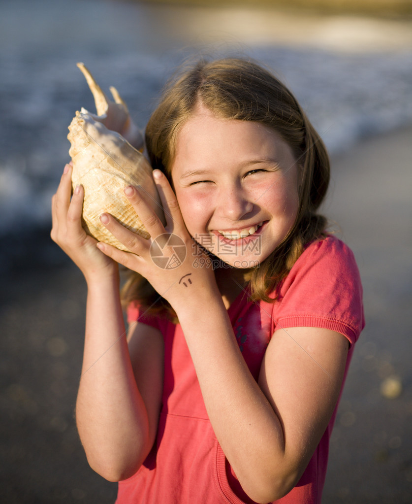 可爱的年轻女孩在海滨微笑暑假图片
