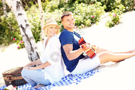 一张对浪漫情侣在海滩图片