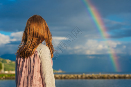 一个看彩虹的可爱小女图片