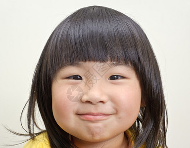 亚洲可爱的年轻女孩微笑的表情特图片