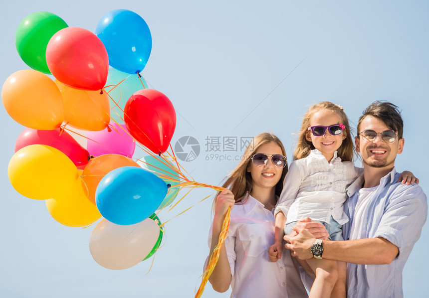 夏日有户外气球的快乐家图片