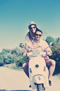 美丽的年轻情侣在爱情中享受和玩得开心骑着一辆美丽图片