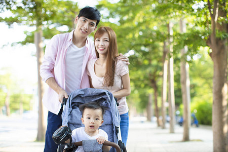 带着婴儿车的幸福家庭图片