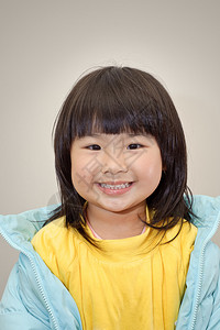 带着笑脸的快乐日本女孩和亚洲图片