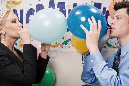 两个吹气球的上班族背景图片