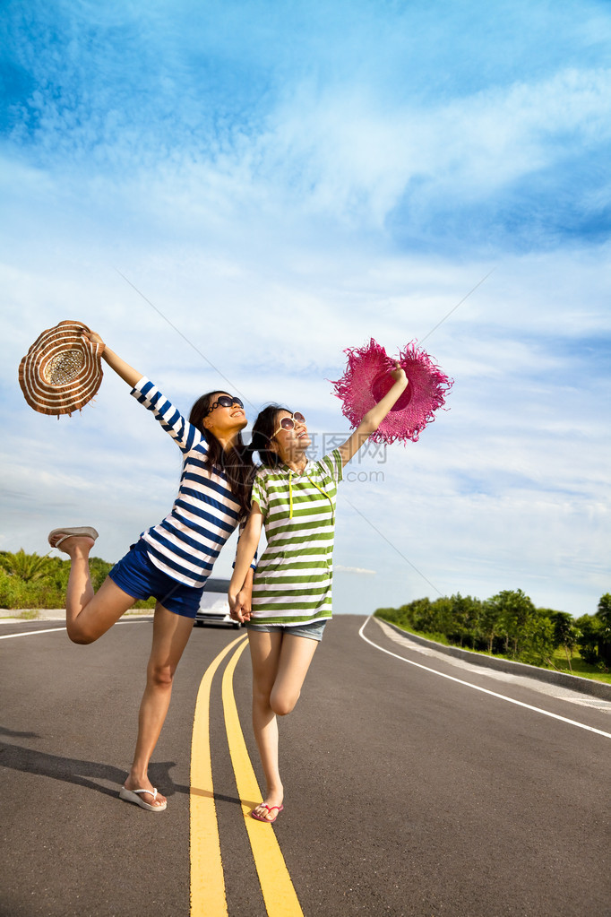 两个女孩在暑假的路图片