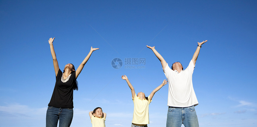 看蓝天的幸福家庭图片