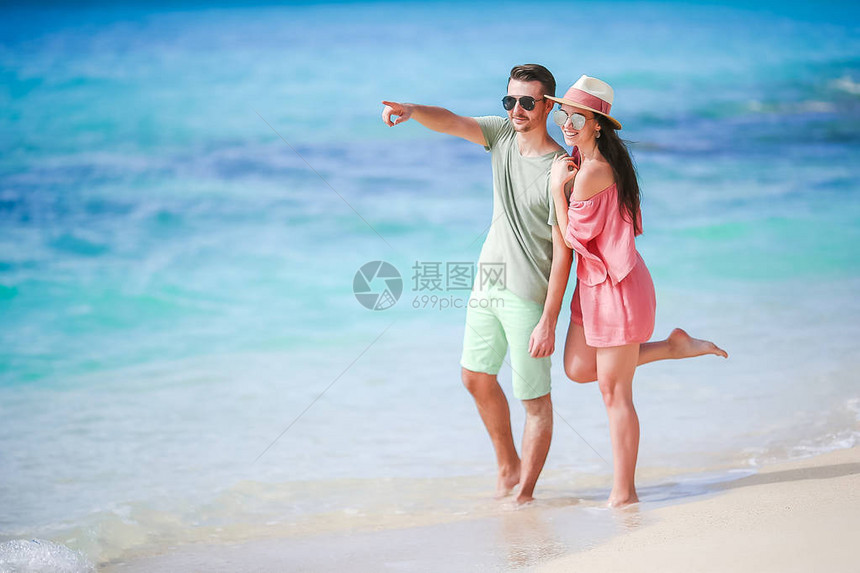 夏暑假在白沙滩的年轻情侣图片