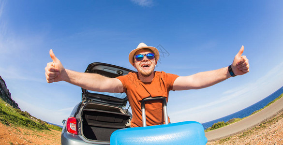 夏天假日旅行和假期概念在汽车旁边的快乐有趣的人图片