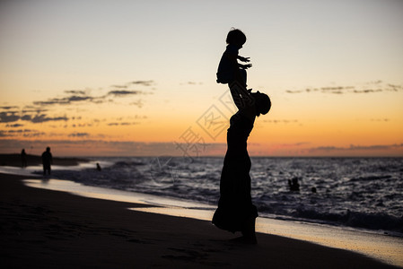 母亲和儿子在日落图片