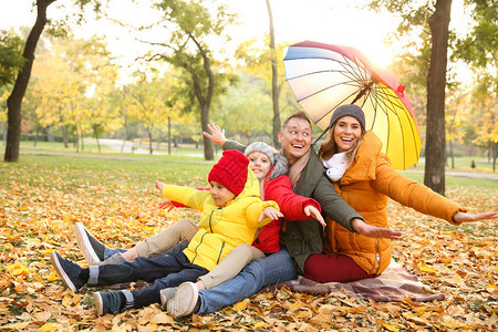秋天公园里的幸福家庭图片