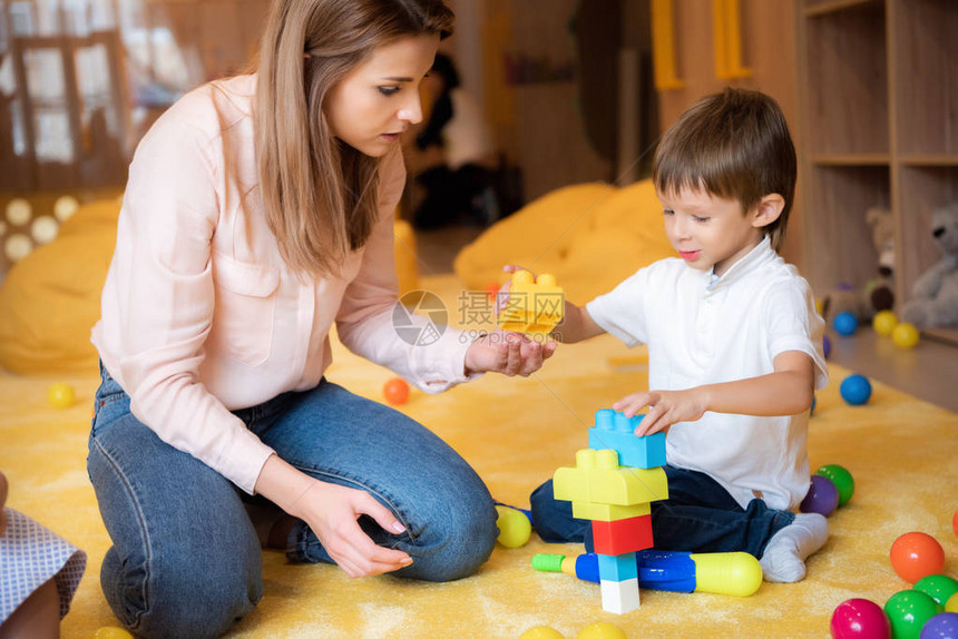 在幼儿园与建筑师一起玩的教育工作者图片