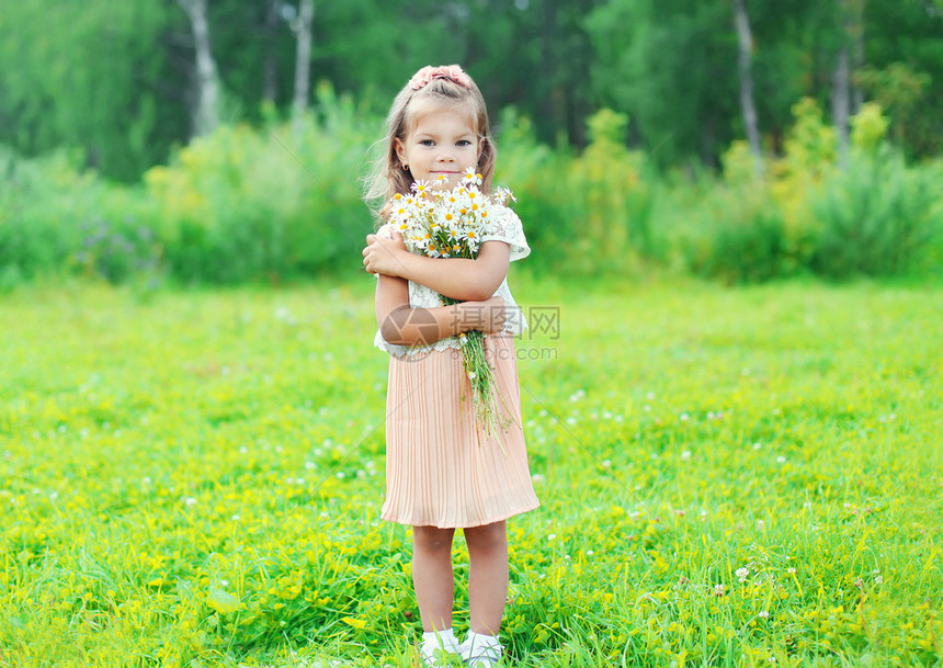 美丽的小女孩夏日带花束香菊图片