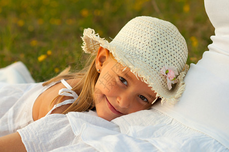 可爱的小女孩在阳光明媚的夏日将头放在图片