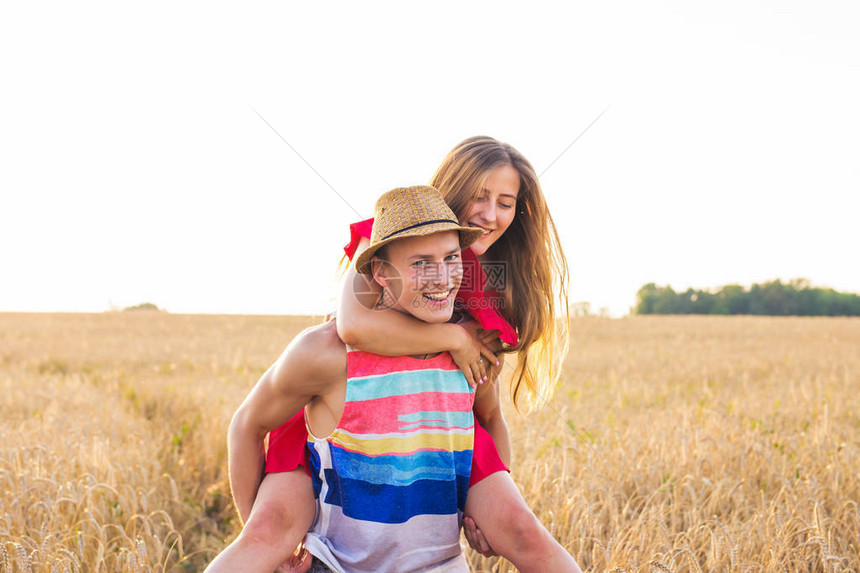 快乐的情侣在野外玩乐自由图片