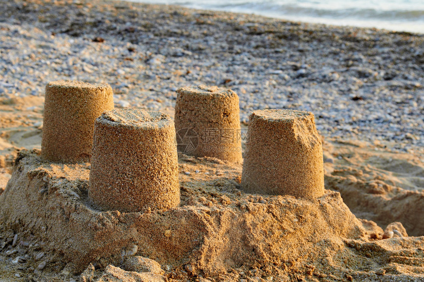 沙滩上的沙堡塔图片
