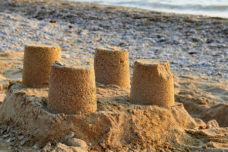 沙滩上的沙堡塔图片