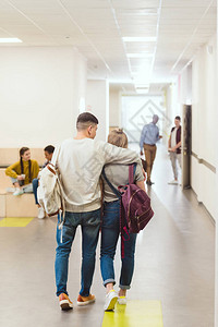 一对夫妇走在学校走廊边走着图片